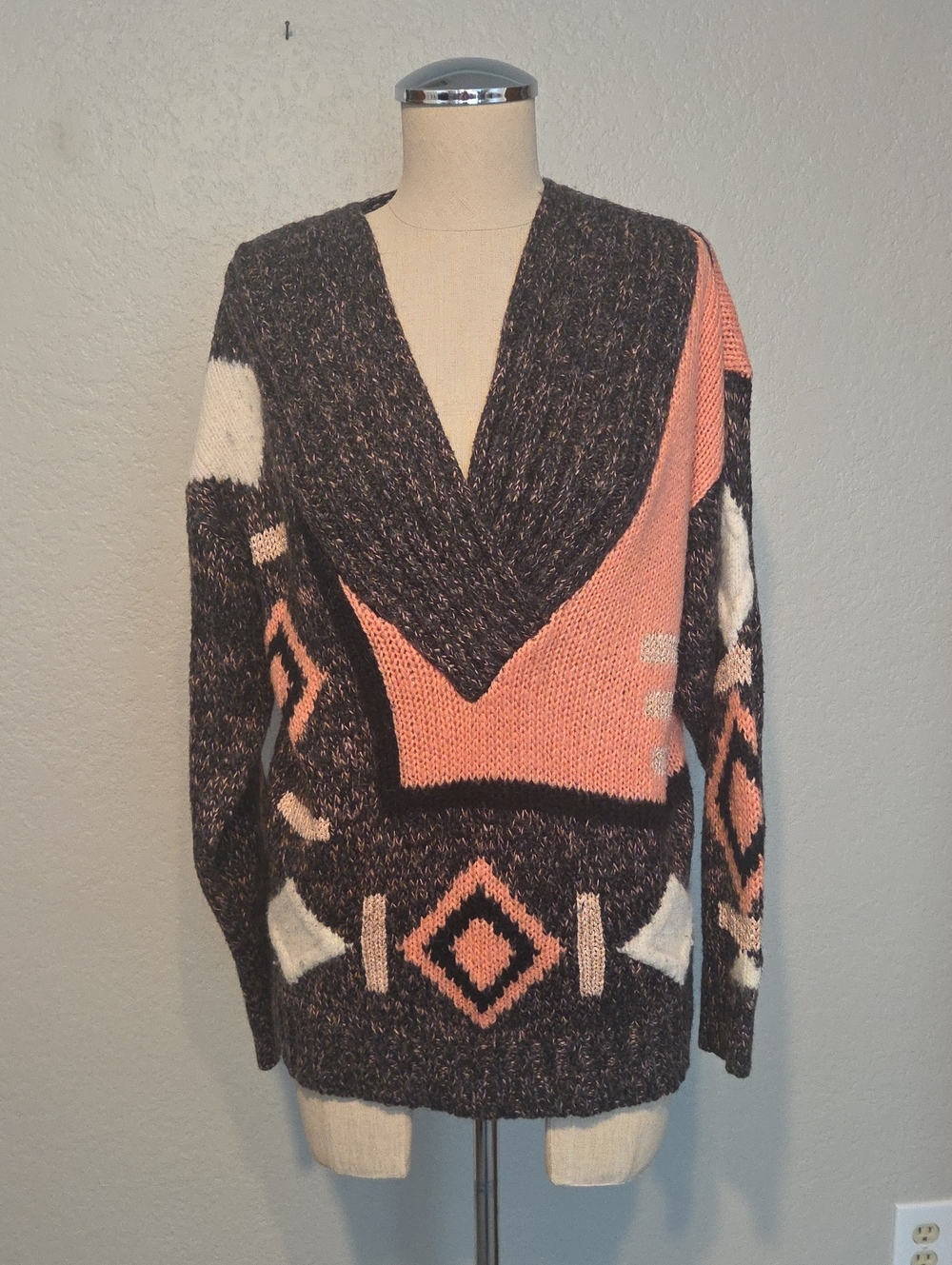 Vintage Susann d Abstract Pattern V-Neck Sweater in Coral, Cream and Charcoal